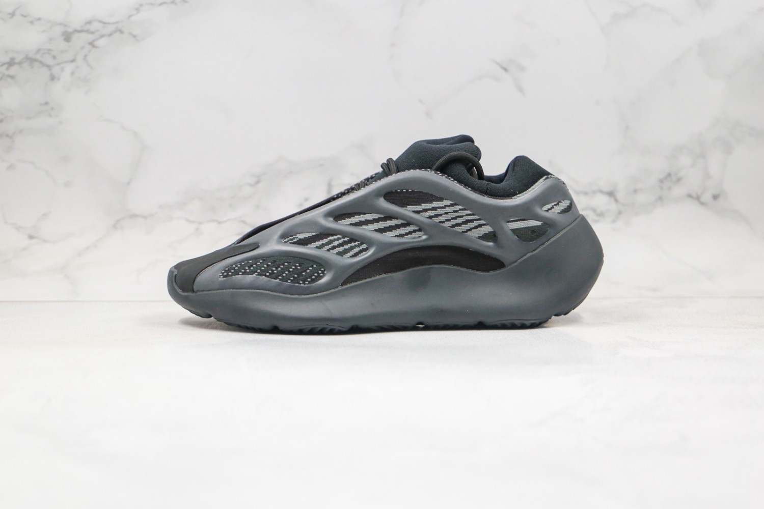 Adidas Yeezy 700 V3 Sneakers AYV37001007
